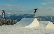 Honza Balcar s batůžkem na zádech při cestě ze snowparku